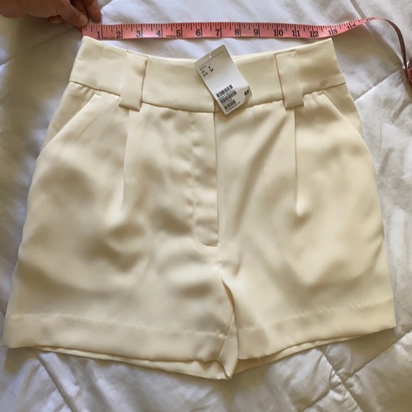 Off white dressy shorts - Picture 1 of 3